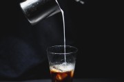 酱香拿铁：一杯融合传统与现代的饮品，售价背后的文化内涵与市场步骤