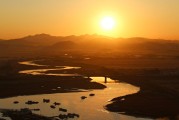 漫漫长夜：追寻光明与希望的诗意旅程